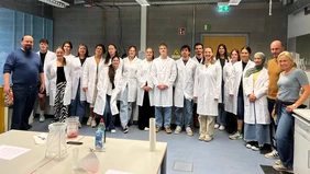 White lab coats, red strawberries: During a joint DNA experiment, students from all Life Sciences degree programmes at THI met for the first time (Photo: THI).