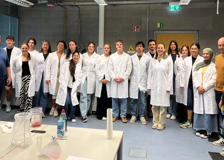 Weiße Kittel, rote Erdbeeren: Beim gemeinsamen DNA-Experiment trafen erstmals Studierende aller Life-Science-Studiengänge der THI aufeinander (Foto: THI).