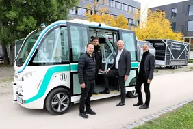 Forschung, die bewegt: Auf dem Campus zeigt die Technische Hochschule Ingolstadt (THI) mit Präsident Professor Walter Schober (2.v.r.) und Projektleiter Professor Andreas Riener (r.), wie autonomes Fahren Realität wird (Foto: THI).