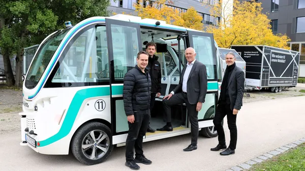 Forschung, die bewegt: Auf dem Campus zeigt die Technische Hochschule Ingolstadt (THI) mit Präsident Professor Walter Schober (2.v.r.) und Projektleiter Professor Andreas Riener (r.), wie autonomes Fahren Realität wird (Foto: THI).
