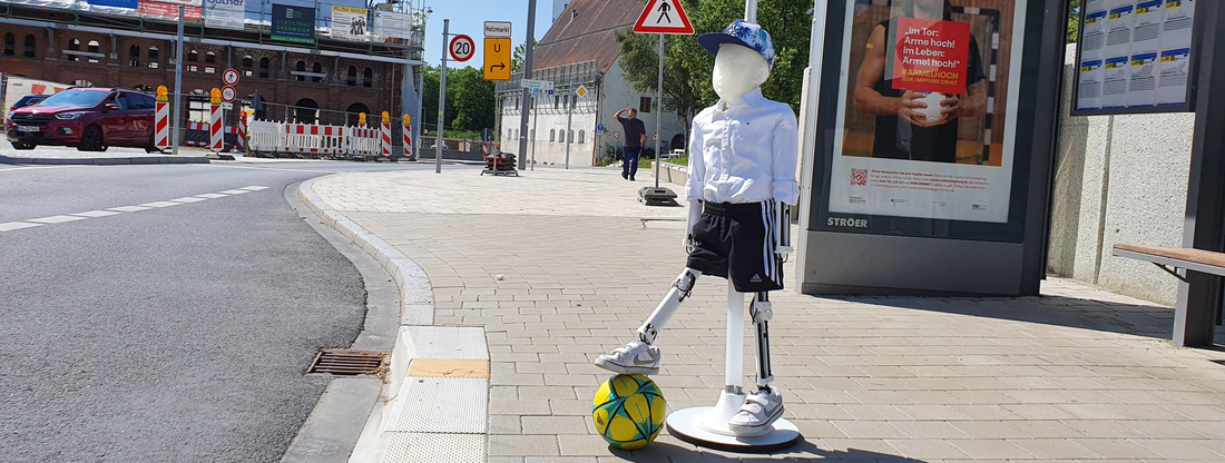 Quelle: THI Abbildung des Kinderdummy mit einem Ball am Fuß an einer Straße