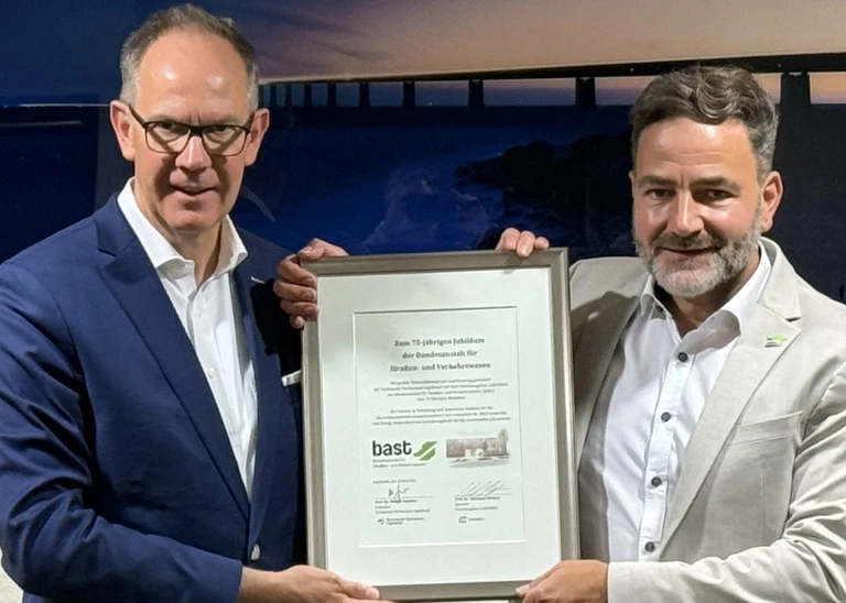 Präsident der BASt Professor Markus Oeser (r.) und Vizepräsident Professor Andre Seeck haben eine Urkunde erhalten (Foto: BASt).