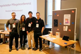 Junges THI-Team, großer sozialer Impact: Das Wohnbett Kaiser Karl III überzeugte auf der Ingolstädter Pflegekonferenz (Foto: THI).