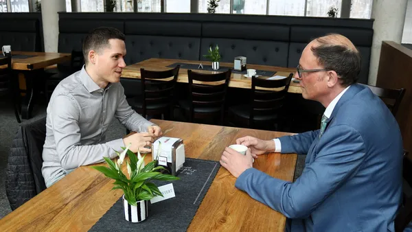 Kevin Mayer (l.) und Hans-Joachim Hof auf dem Campus der Technischen Hochschule Ingolstadt: Mayer war Hofs erster Bachelorand in Ingolstadt – heute ist er ebenfalls Professor (Foto: THI).