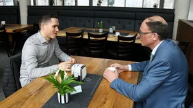 Kevin Mayer (left) and Hans-Joachim Hof on the campus of Technische Hochschule Ingolstadt: Mayer was Hof’s first bachelor’s student in Ingolstadt – today he is a professor himself (Photo: THI).