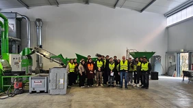 Ein Gruppenfoto in einer Werkshalle von Büchl.