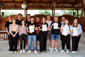 Fit für die Zukunft: Die KUS-Nachhaltigkeitsscouts halten ihre Zertifikate in den Händen (Foto: Andy Merkel/KUS). Gruppenbild der KUS-Nachhaltigkeitsscouts mit deren Zertifikaten