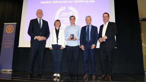 Gemeinsam für Innovation: THI-Präsident Professor Walter Schober, Rotary-Präsidentin Marianne Mang, Preisträger Dr. Carlos Rufino Júnior, der Vorsitzende des Vereins Rotary Stipendium Ingolstadt Dr. Martin Beck und Laudator Professor Georg Rosenfeld
