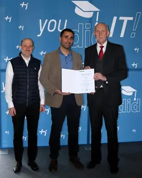 Mühenad Bilal (Mitte) mit dem Betreuer seines Dissertationsprojekts Professor Daniel Großmann (l.) und THI-Präsident Professor Walter Schober (Foto: THI).