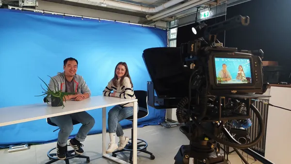 Knowledge Snacks for Your Lunch Break: Lunch & Learn provides exciting insights into different areas (Photo: THI). Zwei Personen bei der Aufnahme einer Videos für das Projekt "Mensch in Bewegung"