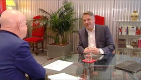 Zwei Männer in einer Unterhaltung.