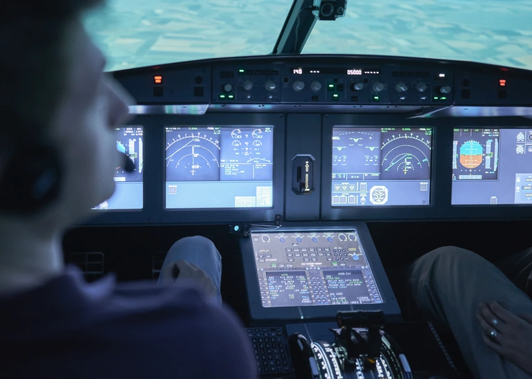 Zukunftsfelder im Blick: An der THI, insbesondere am Technologietransferzentrum Unbemannte Flugsysteme in Manching, wird zu modernen Luftfahrttechnologien und sicheren Avioniksystemen geforscht (Foto: Anna Schroll/THI).