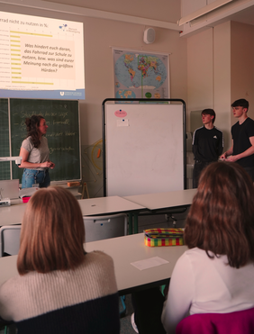 THI-Mitarbeitende in Aktion (Foto: THI). Bild eines Vortrags der KU Eichstätt am Descartes Gymnasium in einem Klassenzimmer