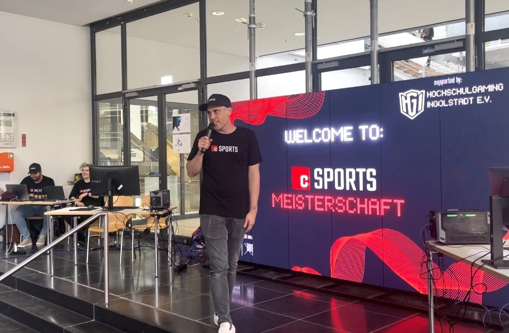 Prof. Torsten Schön moderiert auf einer Bühne