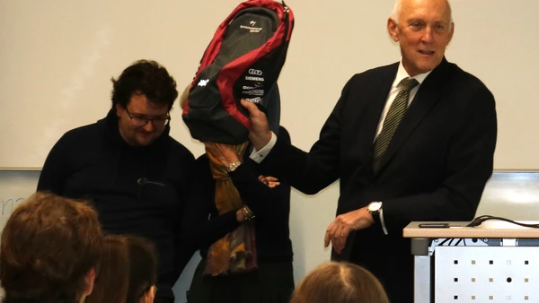 Prof. Dr. Schober beim Semesterstart in Neuburg mit THI-Rucksack in der Hand