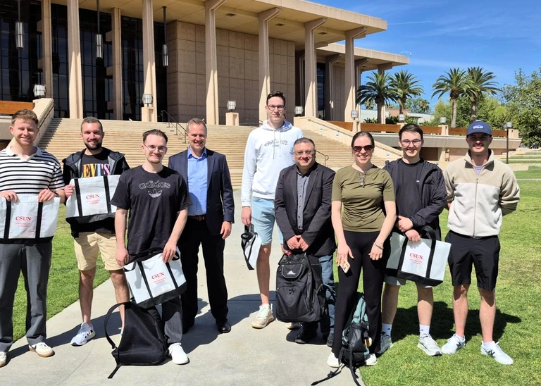 Internationale Begegnung in Kalifornien: Die THI-Gruppe mit Professor Gerd Schwandner (4. v. l.) auf dem Campus der California State University Northridge (Foto: THI).