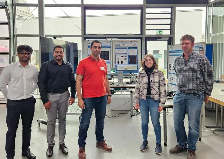 Mühenad Bilal (centre) with colleagues: At THI, his doctoral research led to an AI-based approach that rethinks industrial tool inspection (photo: private collection of Mühenad Bilal).