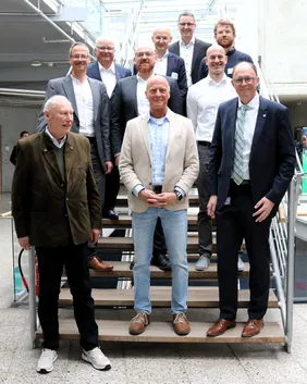 Aviation in focus: Dr Thomas Enders (centre) with THI professors and representatives from industry and the support association in discussion (Photo: THI).