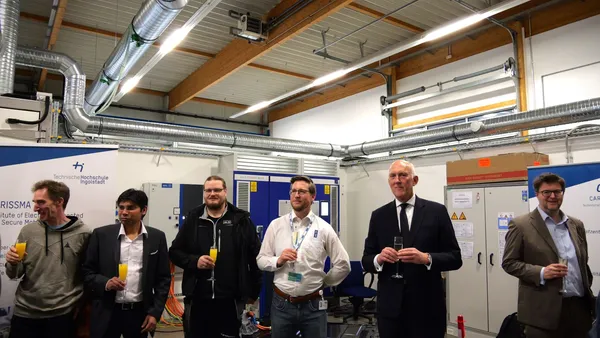 Auf eine gute Zusammenarbeit: THI und AVL eröffnen einen neuen Prüfstand (Foto: AVL).