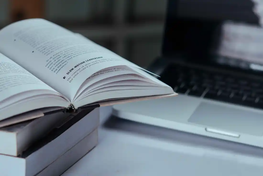 Buch_Laptop_freepik