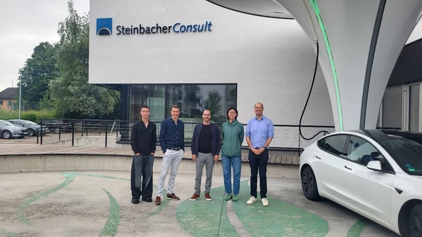 In front of the Steinbacher-Consult company building, right next to the distinctive “charging mushroom” (from left to right: Maxime Lucas, Benjamin Dietz, and Steffen Lauter from Steinbacher-Consult; Jiahe Chu and Prof. Matthias Huber from THI, InES)