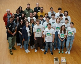 Wissenschaft im Dialog: THI-Mitarbeitende am Descartes-Gymnasium (Foto: THI). Gruppenbild des Dexcartes Gymnasium