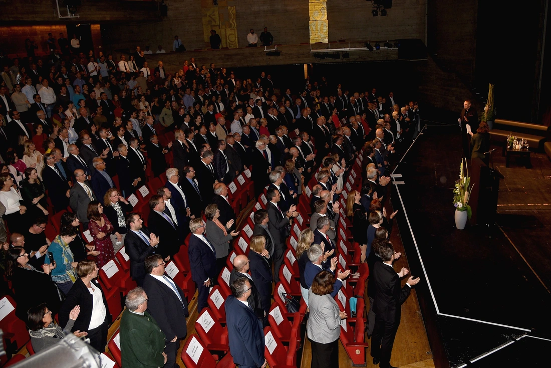 Menschen im Theater, stehend, applaudierend