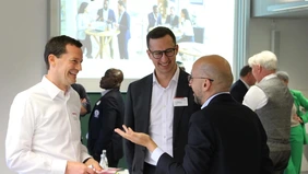 Professor Christian Locher (l.), Organisator des „Round Table for Business Practice Research and Education“, im Austausch mit internationalen Kolleginnen und Kollegen (Foto: THI).