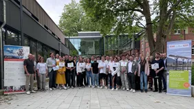 Studierende des Studiengangs Nachhaltigkeits- und Umweltmanagement (Foto: THI). Menschengruppe vor einem Haus
