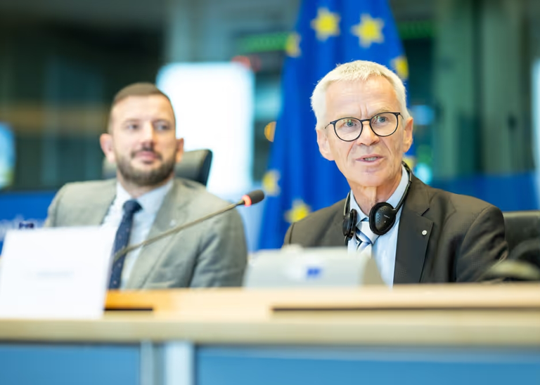 Professor Christian Birkner (rechts) beim Austausch im Ausschuss für Verkehr und Fremdenverkehr (TRAN) des Europäischen Parlaments in Brüssel (Foto: Denis Lomme/EP).