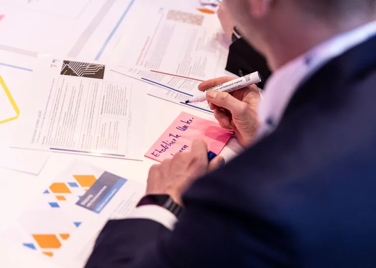 Ideen sammeln für die Zukunft: Beim Scenario Game diskutierten die Teilnehmenden mit Post-its mögliche Entwicklungen für Oberbayern bis zum Jahr 2047 (Foto: © Goran Gajanin – DAS KRAFTWERK).