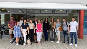 Eine Gruppe Studierender mit den Dozenten vor dem Arbeitsgericht Ingolstadt