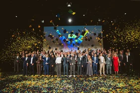 Traditioneller Abschlussmoment: Für das Gruppenfoto flogen die Hüte in die Luft (Foto: Simon Kahner).