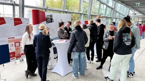 Der Messestand der THI Business School ist gut besucht.