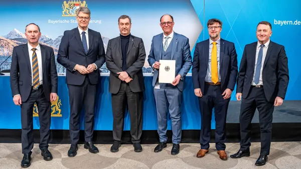The Bavarian Minister-President, Dr Markus Söder (3rd from left), together with Federal Minister of Transport Patrick Schnieder (2nd from left) and State Minister Hubert Aiwanger (left), presents the funding certificates, among others, to Professor Hans-