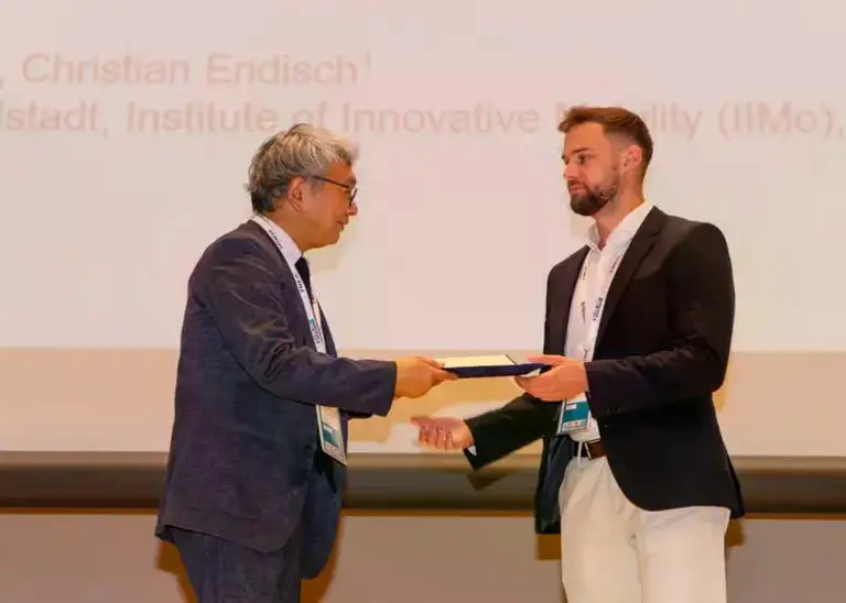 Preisverleihung in Nagasaki: Michael Theiler bei der Übergabe der Urkunde (Foto: THI).