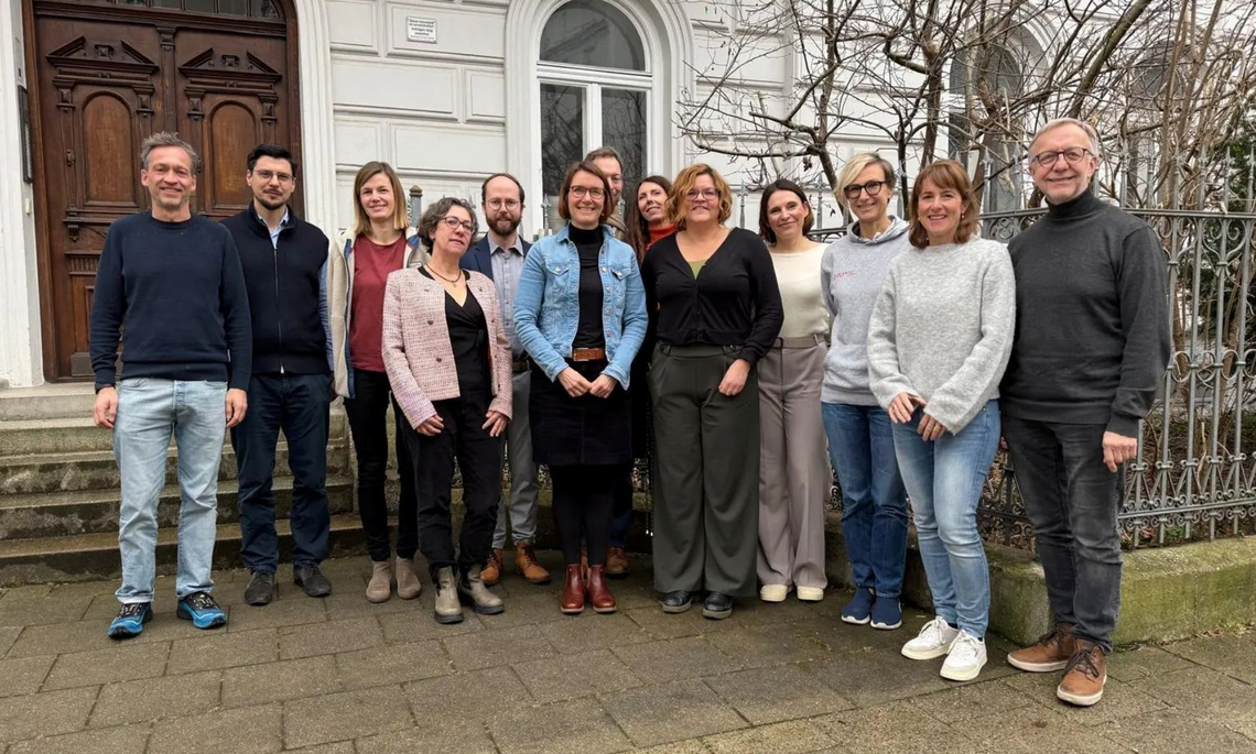 Auftaktworkshop Gründungshub Oberbayern 13 Personen stehen für ein Gruppenfoto vor einem Haus