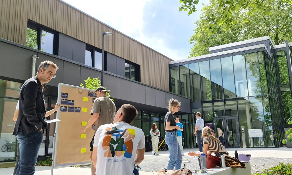 Vorlesung_draußen_Dirr_Neuburg Herr Dirr hält eine Vorlesung im Freien auf dem Campus Neuburg.