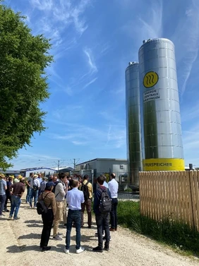 The two heat storage tanks of the visited energy system are visible from afar and enable the heat pump to be operated in line with the electricity market price.