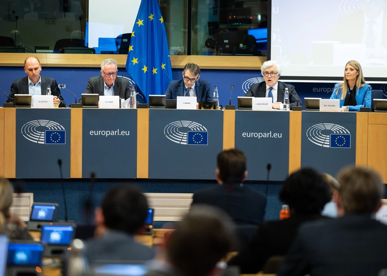 The mobility of tomorrow in focus: Professor Michael Botsch (left) and Professor Werner Huber (second from left) at the European Parliament (Photo: © European Union 2026/Alexis Haulot).