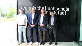 Geschafft! Maximilian Bauder (2.v.l.) mit Professor Hans-Georg Schweiger, Professor Christian Facchi und Professor Andreas Festag (Foto: THI).