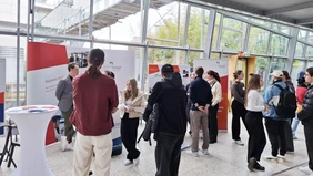 Der Messestand der THI Business School ist gut besucht.