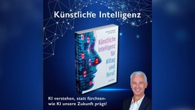 Das Buchcover vor einem blauen Hintergrund, daneben lächelt ein Mann mit schwarzem Sakko ins Bild.