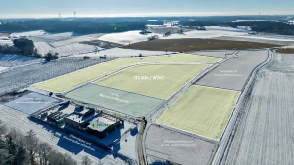 Geländeaufteilung des Wasserstoff Technologie-Anwenderzentrums WTAZ (ITZ SÜD) in Pfeffenhausen mit Wasserstoff Verflüssiger der HyTACC CRYO und Wasserstoff Testhalle der HyTACC rund um den Hy2B Elektrolyseur für grünen Wasserstoff (Bild: HyTACC).
