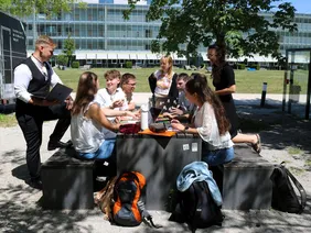 Maria Reichelt (3. v. l.) und ihr Team: THI-Studierende entwickeln mit „Kaiser Karl III.“ ein innovatives Wohnbett, das Pflege menschlich und würdevoll gestaltet (Foto: THI).