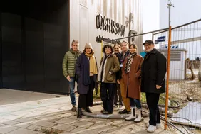 Einblicke in die Vielfalt der Hochschule: Die Teilnehmenden des Design Campus 2025 vor dem CARISSMA (Foto: Maximilian Schütze).