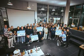 Gruppenbild der Studierenden und Gewinner der VGI-Challange mit den Schecks