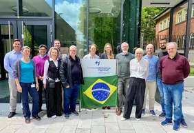 Kennenlernen auf dem Nachhaltigkeits-Campus Neuburg: Professorinnen und Professoren tauschten sich aus (Foto: THI). Gruppenbild der Brasilien-Kooperation am Campus in Neuburg