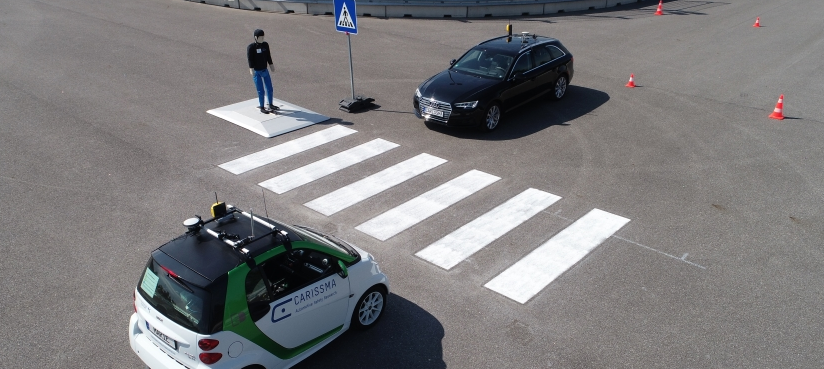 Quelle: THI Abbildung zwei autonom fahrender Fahrzeuge an einem Zebrastreifen mit einem Fußgängerdummy