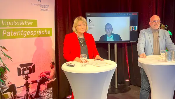 Prof Andrea Klug with Christian Mohr in the live broadcast